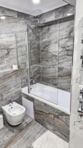 a bathroom with a bath tub and a sink at Аэропорт "EUGEN DOGA"-КИШИНЭУ in Chişinău +32 photos