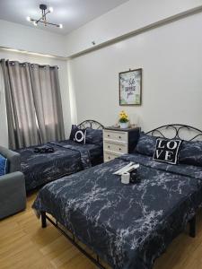 Postel nebo postele na pokoji v ubytování Athena's Place - Hope Residences SMDC Trece Cavite
