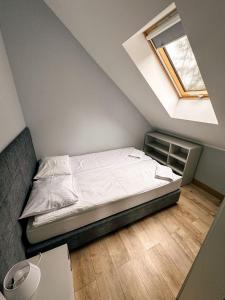 Giường trong phòng chung tại Apartamenty i domki Świerkowe +5 ảnh