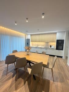 ein Esszimmer mit einem Holztisch und Stühlen in der Unterkunft Casa Maria Eduarda in Assureira