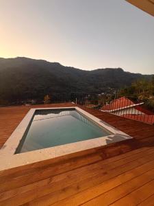 einen Pool auf einer Terrasse mit Bergen im Hintergrund in der Unterkunft Casa Maria Eduarda in Assureira + 13 Fotos