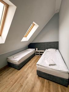 Giường trong phòng chung tại Apartamenty i domki Świerkowe
