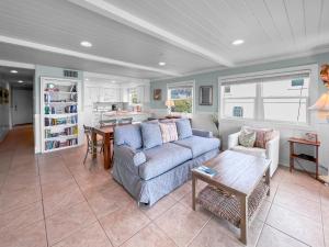 Χώρος καθιστικού στο Commodores 101 l Beachfront l Corner Unit with Pristine Beach Views l Community Pool