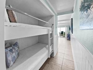 Ένα ή περισσότερα κρεβάτια σε δωμάτιο στο Commodores 101 l Beachfront l Corner Unit with Pristine Beach Views l Community Pool +36 φωτογραφίες