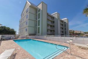 Πισίνα στο ή κοντά στο Commodores 101 l Beachfront l Corner Unit with Pristine Beach Views l Community Pool