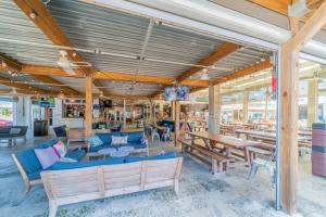 Εστιατόριο ή άλλο μέρος για φαγητό στο Commodores 101 l Beachfront l Corner Unit with Pristine Beach Views l Community Pool