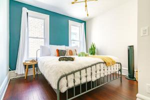 Ένα ή περισσότερα κρεβάτια σε δωμάτιο στο Jungle House Columbus Short North Downtown Free Parking - Steps to Convention Center & Nationwide Arena - 2BR Luxury Home - Sleeps 8 - Over 5,800 Five Star Stays