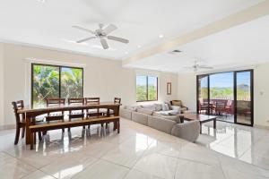 uma sala de estar com um sofá e uma mesa em Recently Renovated Luxury Condo with Resort-Style Beach Club Access and Ocean Views em Playa Conchal