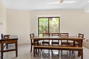 uma sala de jantar com mesa e cadeiras e uma janela em Recently Renovated Luxury Condo with Resort-Style Beach Club Access and Ocean Views em Playa Conchal