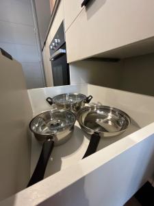 El CerrilloにあるDiseño y conectividad, tu espacio en Santiagoのキッチンのカウンターの上にある3つの金属製のボウル +8枚の写真