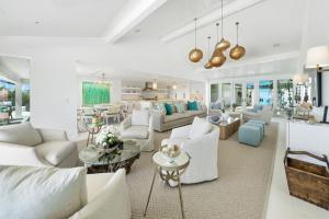 Χώρος καθιστικού στο Dream On l Beachfront l Golf cart and 4 Bikes Included l Gulf Front Private Pool