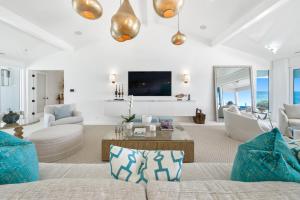 Μια τηλεόραση ή/και κέντρο ψυχαγωγίας στο Dream On l Beachfront l Golf cart and 4 Bikes Included l Gulf Front Private Pool