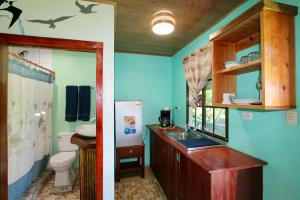 大玉米岛Hospedaje Rosa Del Mar & Sweets Cafe的一间带水槽和卫生间的浴室 更多31张照片