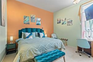 Ένα ή περισσότερα κρεβάτια σε δωμάτιο στο Steps to Pirate Cove Oregon Coast Condo with View