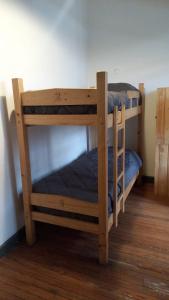 un paio di letti a castello in una stanza di Hostel Punto Andino Salta a Salta Altre 28 foto