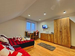 Una televisión o centro de entretenimiento en Apartamenty u Beci I Cyryla