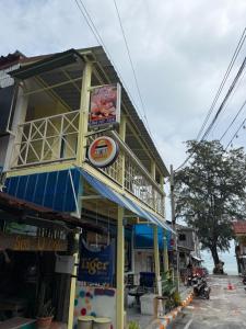 un edificio con un cartello sul lato di KiKi HOSTEL a Haad Rin Altre 9 foto