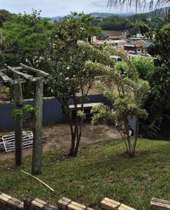 ミゲウ・ペレイラにあるAconchego IVの二本の木が建築物の横に座っている