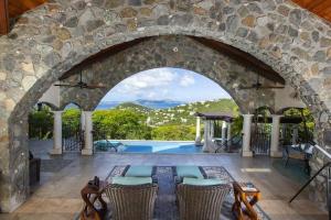 Bazén v ubytování Arc Du Soleil- Ultimate Island Living Refreshing Salt Water Pool Stunning Views nebo v jeho okolí