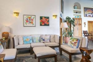 Posezení v ubytování Arc Du Soleil- Ultimate Island Living Refreshing Salt Water Pool Stunning Views + 23 fotografií