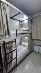 ein paar Etagenbetten in einem Zimmer in der Unterkunft AI Hostel in Bischkek