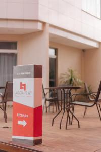 una scatola appoggiata su un tavolo con tavoli e sedie di Lagoa Flat Hotel a Lagoa da Prata