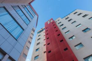 two tall buildings looking up at the sky at Lagoa Flat Hotel in Lagoa da Prata