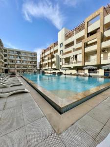 una gran piscina frente a un edificio en Alhambra Avenue, en Hurghada