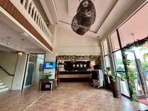 D' Leonor Inland Resort and Adventure Park في مدينة دافاو: لوبي فندق فيه بار