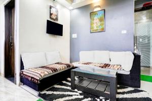 Μια τηλεόραση ή/και κέντρο ψυχαγωγίας στο Hotel O Nashik Road Formerly The Address Hotel