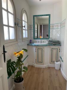 Phòng tắm tại Domaine des Tuilières avec piscine