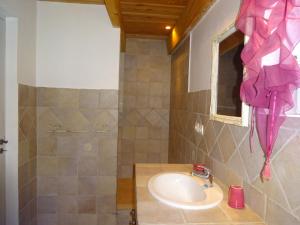 Un baño con lavabo, espejo y ventana. en Mas de l'AGUARELLA, en Saint-Rémy-de-Provence 24 fotos más