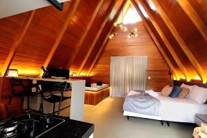a bedroom with a bed and a desk in a room at Chalé Semillon, próximo a Miolo in Bento Gonçalves