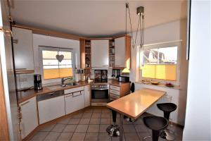 a kitchen with a table and some chairs in it at Bernstein-Chalet unten in Hohwacht