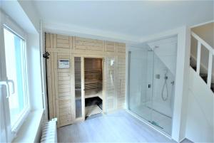 ein Bad mit einer ebenerdigen Dusche neben einer ebenerdigen Dusche in der Unterkunft Haus am Strandweg in Hohwacht + 54 Fotos