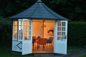 einen Pavillon mit einem Tisch und Stühlen in der Unterkunft Haus am Strandweg in Hohwacht