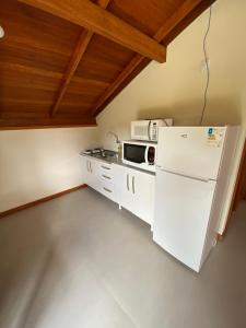 Køkken eller tekøkken på Kitnet Completa Com Vista Para o Lago + 3 billeder