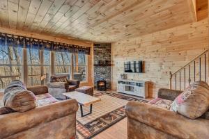 Oak HillCozy, Luxurious Fox Den in the Shenandoah Valley的有两张沙发和一个壁炉的客厅