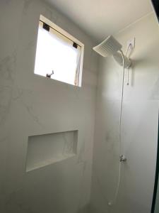 Et badeværelse på Kitnet Completa Com Vista Para o Lago