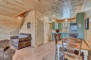 Oak HillCozy, Luxurious Fox Den in the Shenandoah Valley的小木屋客厅配有沙发和桌子