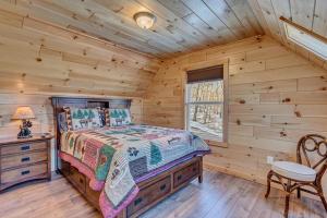 Oak HillCozy, Luxurious Fox Den in the Shenandoah Valley的小木屋里有一张床的卧室