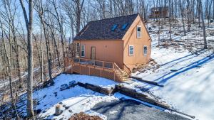 Oak HillCozy, Luxurious Fox Den in the Shenandoah Valley的雪中房屋的空中景观