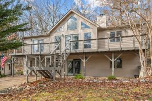 ein Haus mit einer umlaufenden Veranda in der Unterkunft Hawk Mountain Song- Massanutten Home with hot tub! in Massanutten