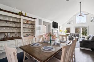 eine Küche und ein Esszimmer mit einem Holztisch und Stühlen in der Unterkunft Hawk Mountain Song- Massanutten Home with hot tub! in Massanutten