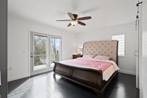 ein Schlafzimmer mit einem Bett und einem Deckenventilator in der Unterkunft Hawk Mountain Song- Massanutten Home with hot tub! in Massanutten