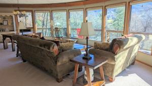 Χώρος καθιστικού στο Private cabin with VIEWS FOR DAYS!