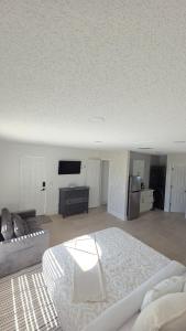 a large bedroom with a bed and a couch at Hermoso apartaestudio en Orlando in Orlando