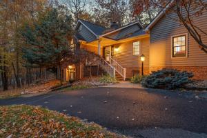 ein Haus mit einer Auffahrt davor in der Unterkunft Green Mountain Song-Massanutten Mountain in Massanutten