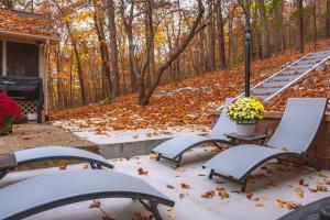 a group of chairs sitting on a patio with leaves at Green Mountain Song-Massanutten Mountain in McGaheysville +46 photos