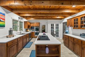 eine Küche mit Holzschränken und weißen Arbeitsplatten in der Unterkunft Green Mountain Song-Massanutten Mountain in Massanutten